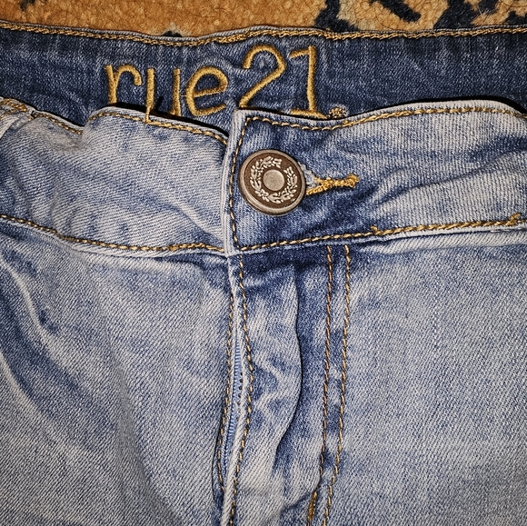 High-waisted Light Wash Denim Shorts - Picture 3 of 4